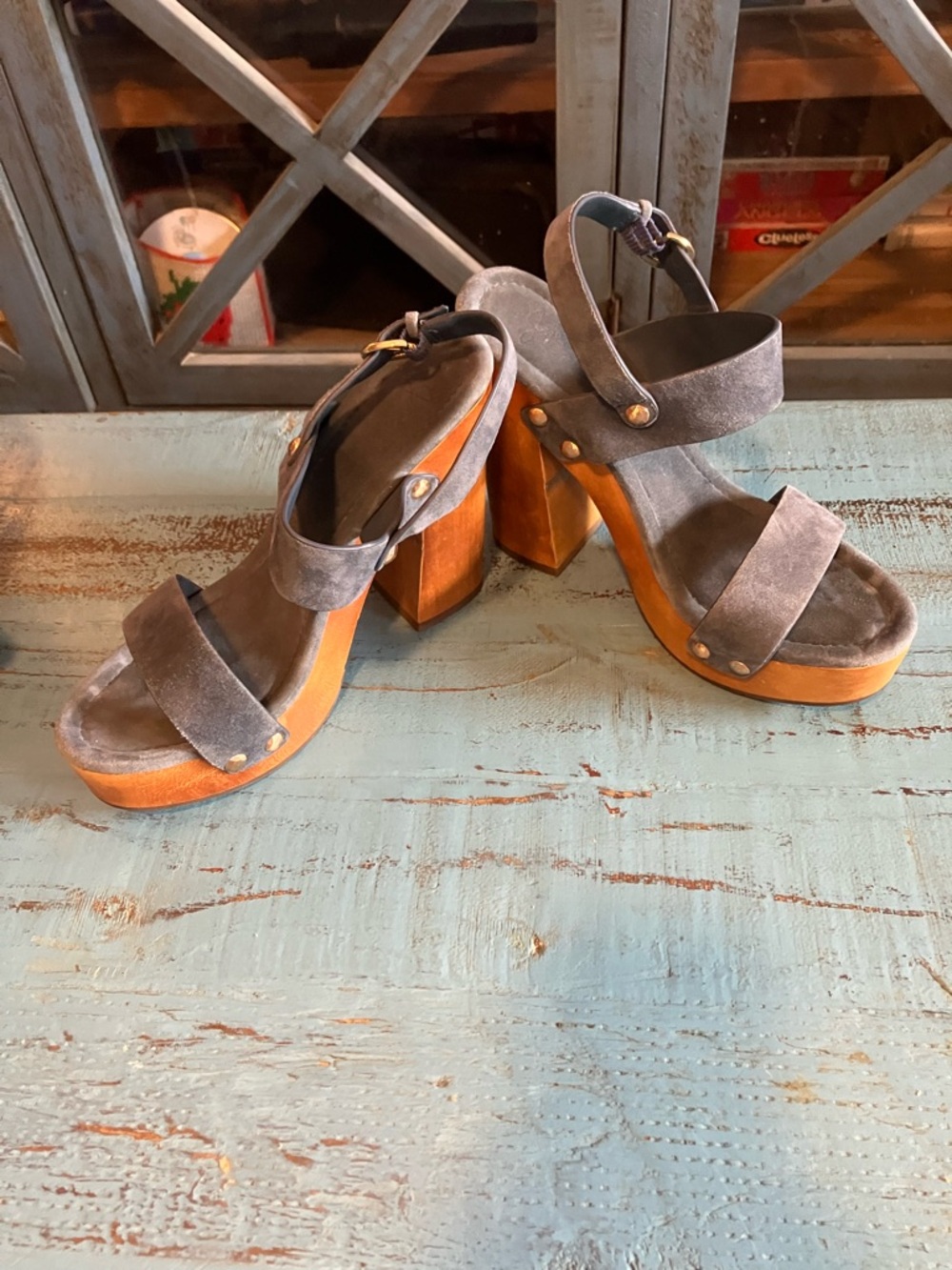Amazing Women’s Gray Suede Platform Sandal with Wooden Heel (8.5 sz) - Picture 2 of 12